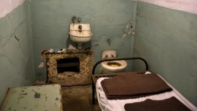 هواکش تهویه یک سلول زندان که برای فرار از دیوار زندان جدا شده بود