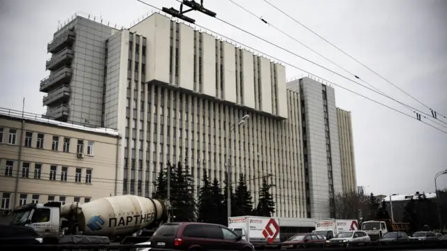 Многоэтажное серое здание без каких-либо опознавательных знаков