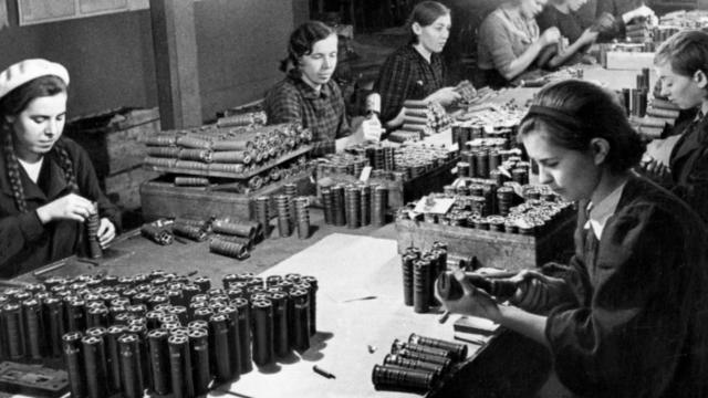 A defesa contra a invasão alemã mobilizou toda a sociedade. Na imagem, algumas mulheres trabalham em uma fábrica de projéteis para o exército
