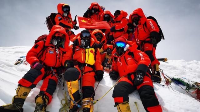 5月27日，2020珠峰高程测量登山队在峰顶合影留念