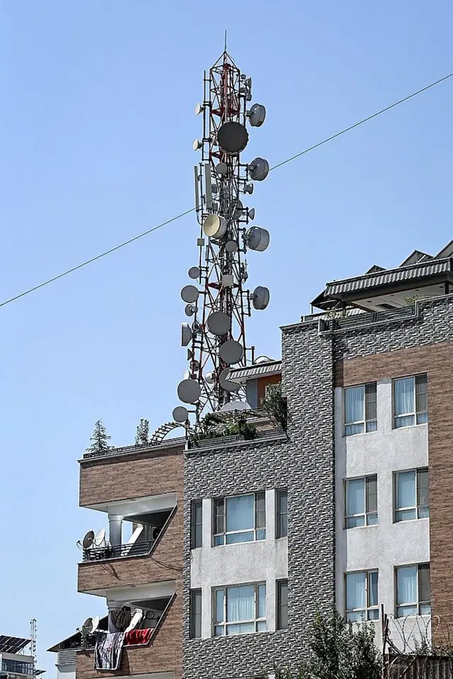 آنتن شرکت دولتی افغان تلکام در کابل در پشت یک ساختمان دیده می‌‌شود.