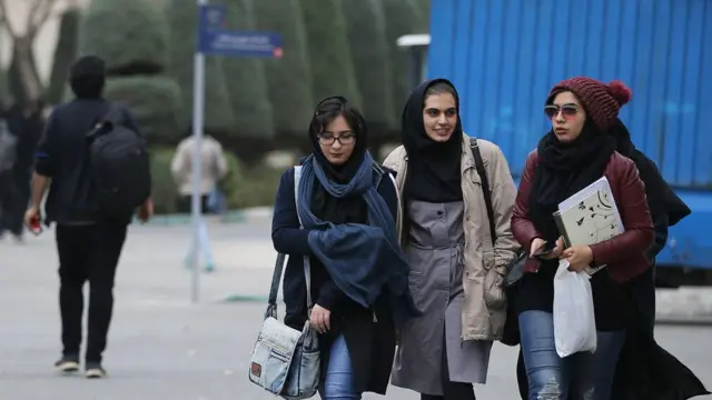 چند دانشجو در راه حال راه رفتن