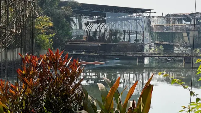 بقایای این باشگاه شبانه پس از آتشسوزی شب گذشته