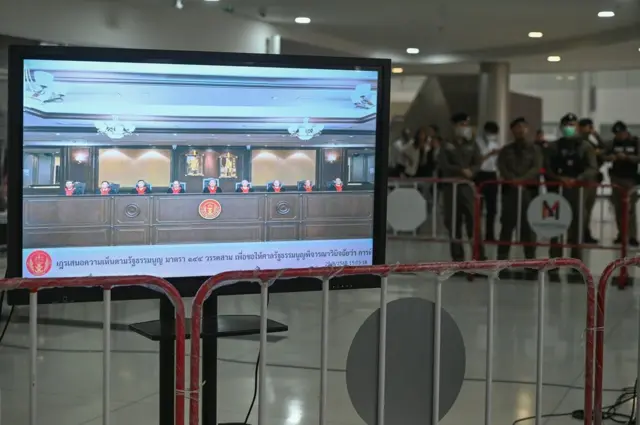 คำวินิจฉัยศาลรัฐธรรมนูญระบุตอนหนึ่งว่า "ผู้ถูกร้องมุ่งหวังถึงแต่เพียงการจะทำให้คะแนนนิยมในประเทศดีขึ้น อันจะนำไปสู่เสถียรภาพของรัฐบาลซึ่งเป็นประโยชน์ทางการเมืองของตน อันไม่ได้คำนึงถึงสถานการณ์ด้านความมั่นคงในขณะนั้น"