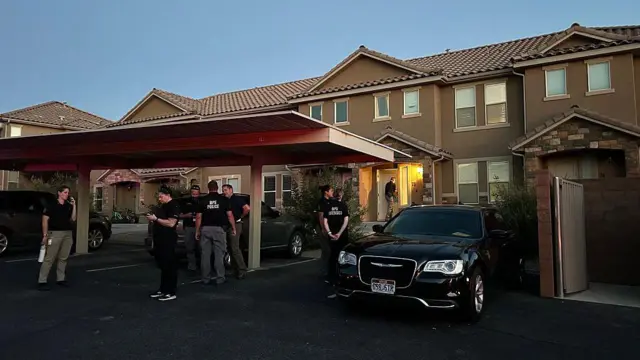 Agentes a las afueras de la casa de Tyler Robinson.