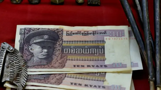 လက်ရှိ ၂၀၀၈ ဖွဲ့စည်းပုံအခြေခံဥပဒေအရ ငွေစက္ကူတွေဖျက်သိမ်းခြင်းကိုတားမြစ်ထားပါတယ်။