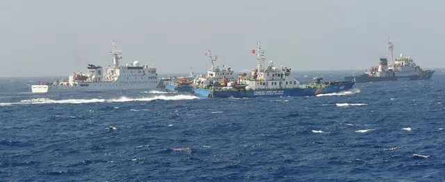 tàu cảnh sát biển Việt Nam và tàu hải cảnh Trung Quốc đối đầu