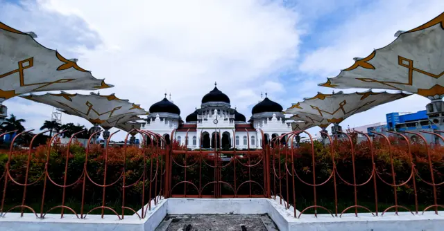Masjid Raya Baiturrahman, ikon Aceh, sebagai negeri syariah