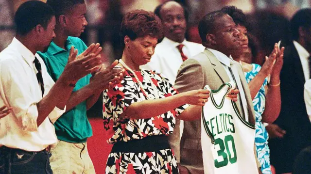 پیراهن بوستون سلتیکس در دستان مادر لن بایس، پیراهنی که پسرش فرصت پوشیدنش را نیافت