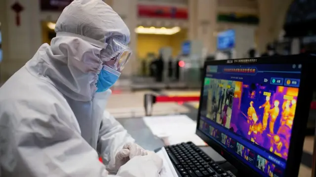 當局繼續為旅客檢測體溫。