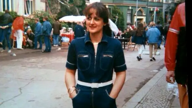 دینا در سال ۱۹۸۵ با یک بورسیه تحصیلی به آلمان رفت