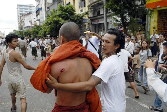 Monje herido en una de las protestas de 2007 en Myanmar