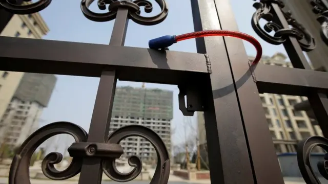 当地政府贴在大闸上的封条。