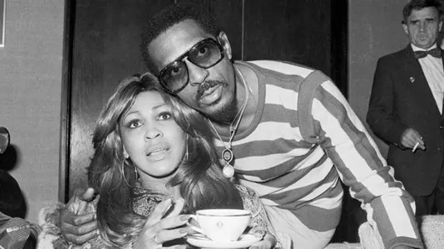 Ike Turner alimnyanyasa Tina kimwili na kudhibiti kabisa kazi yake