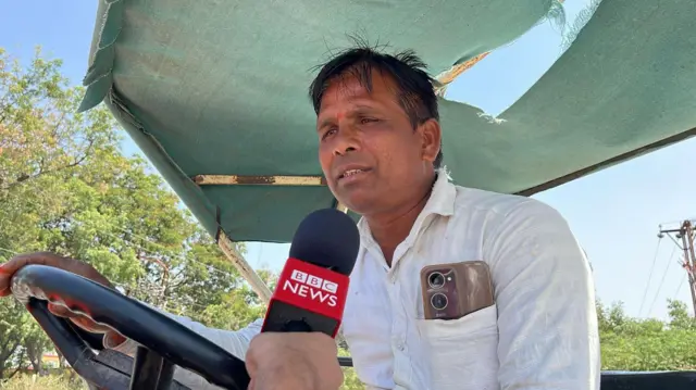 खुलताबादमध्ये फिरताना पाण्याचे टँकर जागोजागी दिसून येतात.