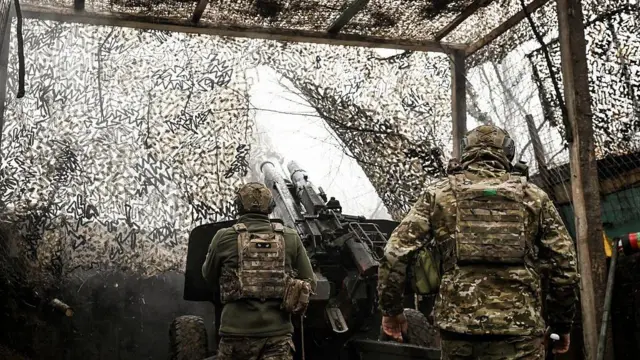 Бійці артилерійського підрозділу 152-ї бригади імені Симона Петлюри Сухопутних військ ЗСУ під час бойового завдання на Покровському напрямку 11 грудня 2025 року