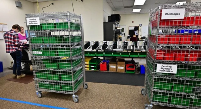 California'da bir oy toplanma merkezi