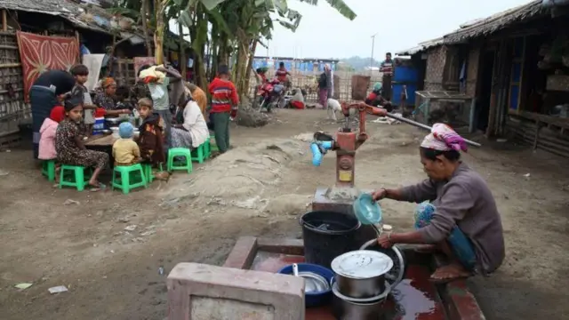 रखाइन प्रांत में कैंपों में रह रहे रोहिंग्या शरणार्थी
