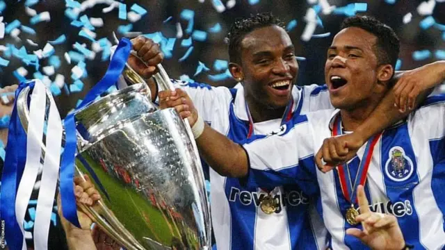 En 2004, Benni McCarthy (à gauche) a été le meilleur buteur de l'élite portugaise et a remporté la Ligue des champions de l'UEFA et la Coupe intercontinentale avec Porto.