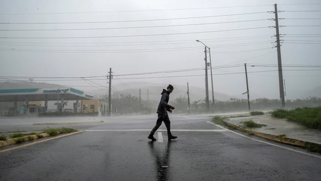 Um homem enfrenta fortes ventos do furacão Fionacasino lightning linkPorto Rico