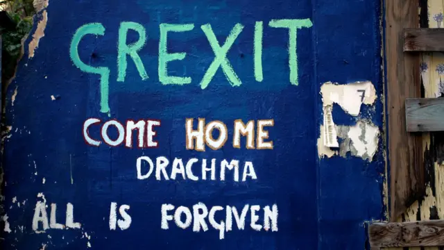 Atina sokaklarında 'Grexit' yazısı.