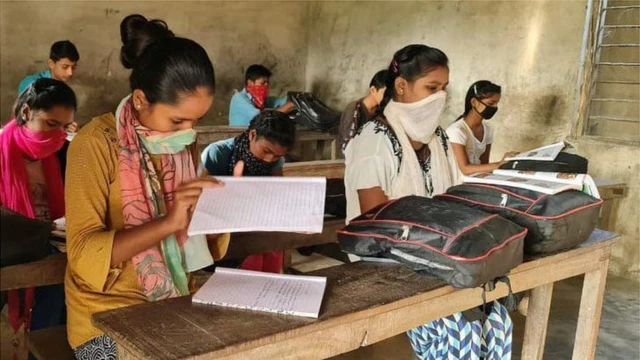 निषेधाज्ञा पछि कक्षाकोठामा विद्यार्थी