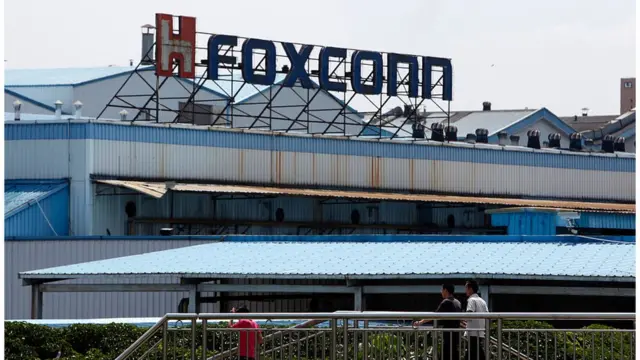 Công nhân đi dạo bên ngoài nhà máy Foxconn, nhà sản xuất cho Apple ở Thâm Quyến, Trung Quốc
