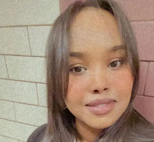 벨라가 히잡을 쓰지 않은 첫날 사진을 찍었다