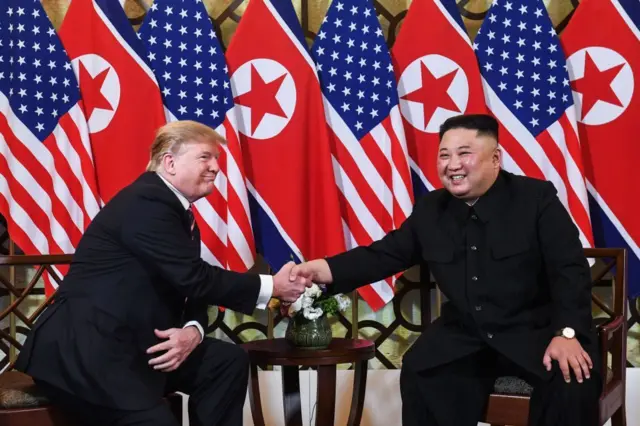 Kim Jong Un e Donald Trump apertando as mãos