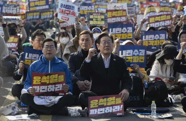 거리에 앉아 윤석열 대통령에 대한 즉각적인 파면을 촉구하고 있는 이재명 더불어민주당 대표