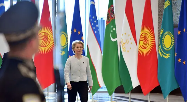 Avrupa Komisyonu Başkanı Ursula von der Leyen, zirvede Orta Asya ülkelerinin bayrakları önünde yürürken