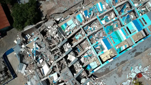 ভূমিকম্পের পর সুলাউসির একটা ১০তলা হোটেল