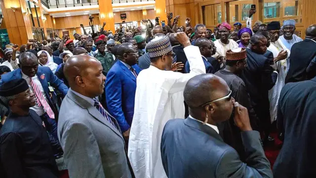 Aarẹ Muhammadu Buhari n wọ ile asofin plu obitibiti ero lẹyin rẹ