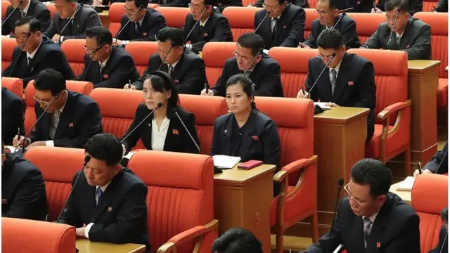 정치국 확대회의에 참석한 김여정 부부장과 현송월 부부장