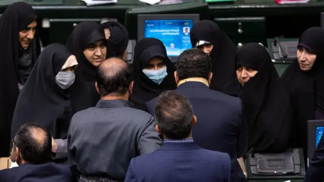 نمایندگان زن مجلس در اعتراض به اظهارات امیرحسین بانکیپور مقابل صندلی او ایستادند و خواهان عذرخواهی او شدند