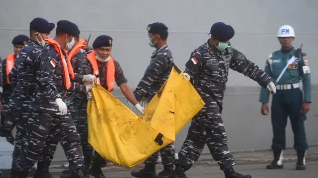 Anggota TNI AL membawa kantung jenazah korban jatuhnya pesawat Lion Air JT 610 di Pelabuhan Tanjung Priok, Jakarta, Kamis (1/11).