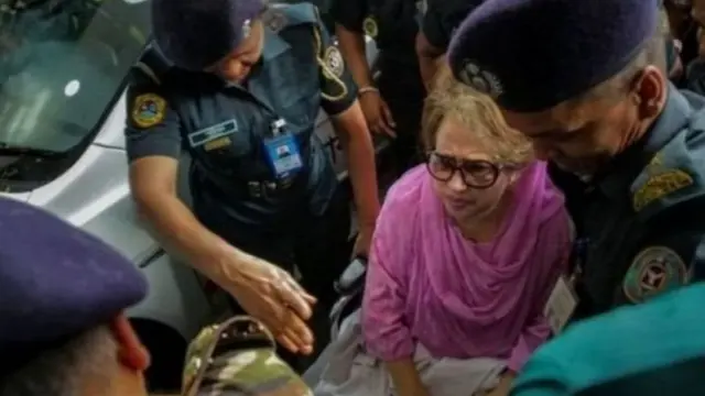২০১৮ সালের ৬ই অক্টোবর কারাগার থেকে হাসপাতালে নিয়ে যাওয়ার সময় খালেদা জিয়া।