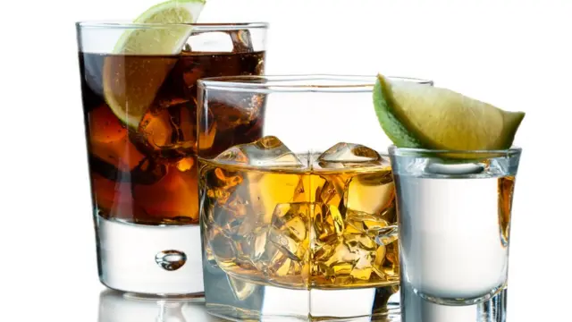 Bebidas alcohólicas de distintos colores