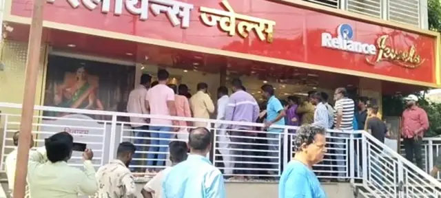 சினிமா பாணியில் நகைக்கடை கொள்ளை