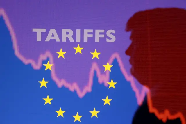 صورة تعبيرية توضح مجسماً للرئيس الأمريكي ترامب ومن خلفه يبدو علم الاتحاد الأوروبي، مع عبارة: "تعريفات جمركية".