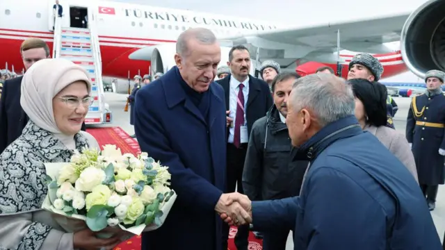 رجب طیب اردوغان، رئیس جمهور ترکیه (چپ دوم) به همراه امینه اردوغان، بانوی اول ترکیه برای شرکت در شانزدهمین اجلاس سران بریکس در کازان روسیه وارد شدند.