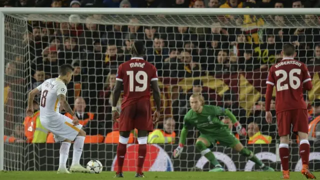 Diego Perotti cobra un penalti