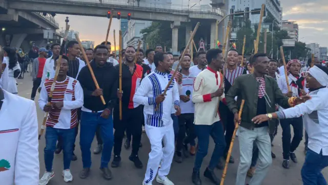 በበዓሉ ላይ የተገኙ የሚጨፍሩ ወጣቶች 