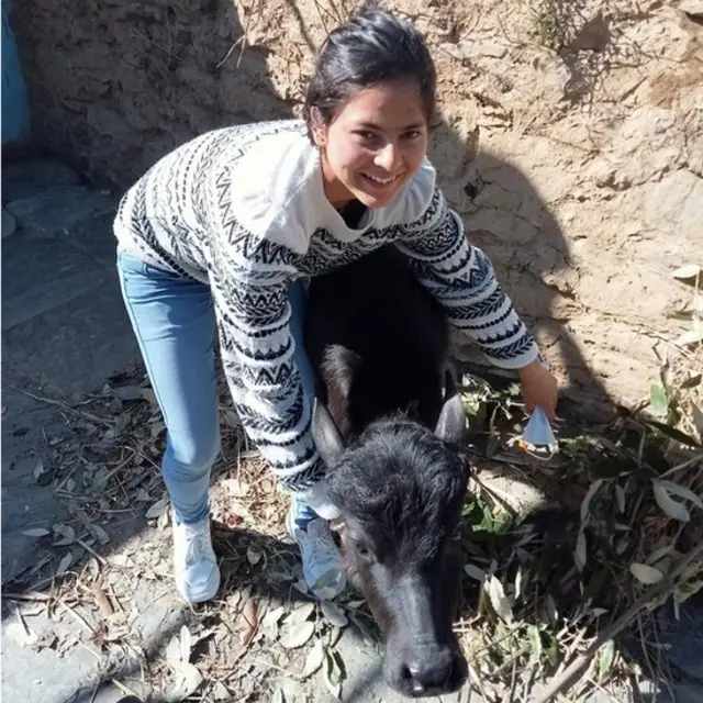 अपने गांव में मानसी नेगी