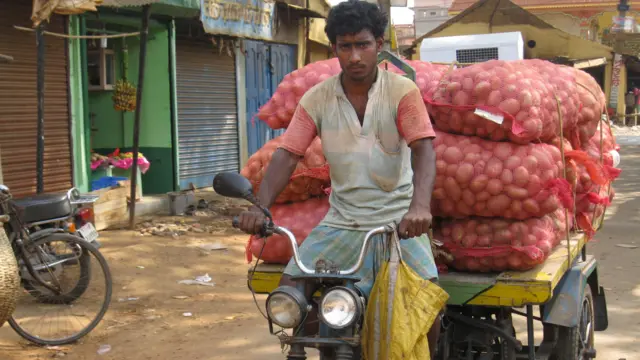 সিঙ্গুর আলুর আড়তে ফসল নিয়ে আসছেন এক চাষি - ফাইল চিত্র