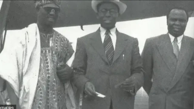 Bode Thomas wọ agbada ati fila, Pa Obafemi Awolowo ati Oloye Ladoke Akintola wọ kootu ni tiwọn