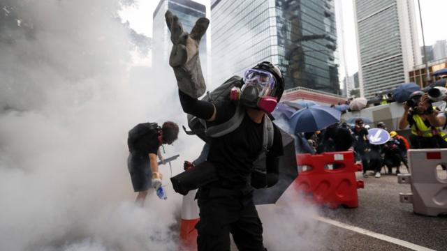 протестующие и полиция в Гонконге