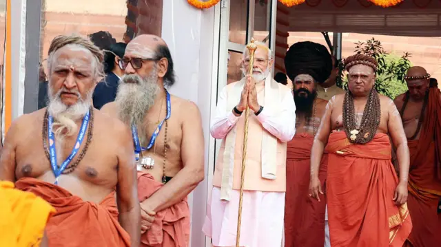 संसद भवर का उद्घाटन करते मोदी