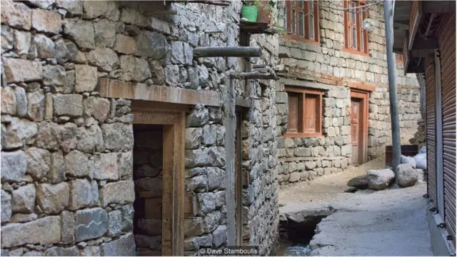 రాతితో నిర్మించిన ఇళ్లు