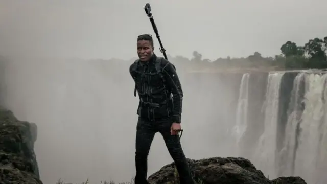 Tawanda staning près des chutes Victoria